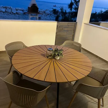 Seafront Studio-apartment Krilo